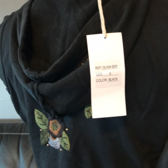 NWT black hoodie shrug flower studs grommets Small - Picture 8 of 8
